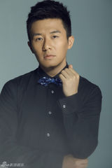 组图：李东恒写真大片 西装革履显优雅气质