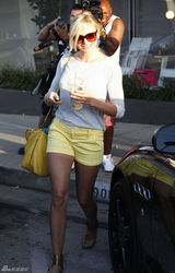 组图：卡麦隆-迪亚兹灰色条纹上衣搭黄色短裤