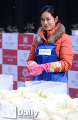 组图：孙艺珍腌泡菜 系围裙捧白菜变巧手主妇