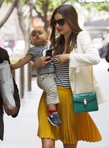 组图：辣妈米兰达风姿绰约 宝贝儿子诠释“天然呆”