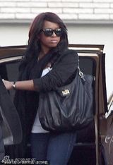 组图：惠特尼-休斯顿家人哀悼 其母现身需人搀扶