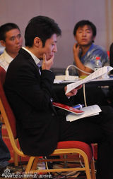 组图：撒贝宁避谈婚讯传闻尴尬吐舌头