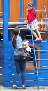 组图：凯蒂-赫尔姆斯带苏瑞玩耍显露母爱