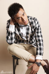 组图：郑凯格纹衬衫彰显时尚男人味