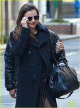 组图：米兰达助阵前夫歌舞剧  小弗林挥剑自如