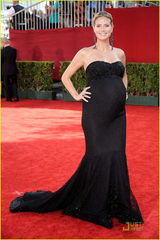 高清组图：名模克鲁姆大肚如箩 与老公牵手亮相