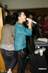 幻灯图：刘若英为上海个唱造势 遭遇媒体突击探班