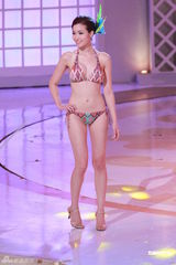 组图：港姐总决选  众佳丽性感泳装亮相