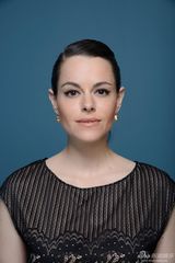 组图：《所有错误的理由》主演拍写真俏丽大方