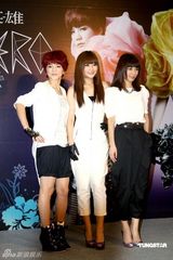 幻灯组图：S.H.E获世博门票 扮女超人澄清单飞传言