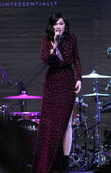 组图：杰西-J双开衩红裙PK凯莉-米洛