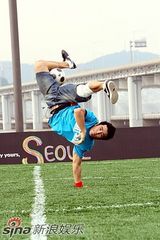 幻灯图集：Rain和曼联选手参加青少年慈善足球活动