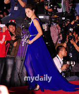 组图：文根英蓝色深v长裙性感亮相釜山红毯