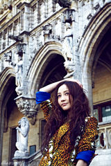 组图：姚笛比利时写真 低头浅笑诠释异域风情