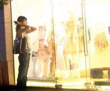 高清组图：徐静蕾淮海路逛街 望橱窗流连忘返