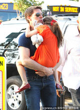 组图：汤姆-克鲁斯离婚后首探爱女 遭狗仔围堵