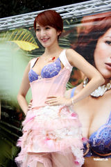 组图：杨谨华性感马甲内衣大方秀好身材