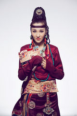 组图：旺姆视觉系新写真显气质 预热新专辑