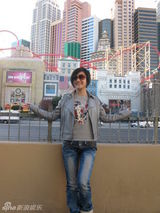 幻灯：郑钧刘芸异国甜蜜相拥 公开恋情感受圣诞气息