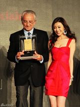 幻灯图：巩新亮为国际品牌颁奖 代言或将七位数