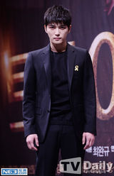 组图：韩剧《Triangle》金在中林时完成兄弟