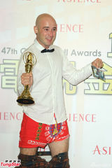 组图：吴凤获金钟行脚节目主持奖 后台脱裤露红内裤