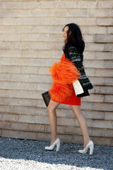 组图：姚晨撞色街拍绚烂秋冬  街头时尚感十足