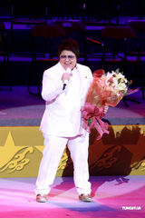 幻灯图：许志安同韩红红馆献唱 强调两人是兄妹