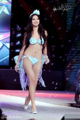 组图：成都理工上演内衣秀 美腿爆乳比基尼上阵