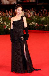 高清图：电影《白蛇传说》威尼斯电影节首映红毯