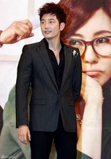 高清图：《逆转的女王》宣传 金南珠年近40性感依旧