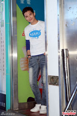 组图：邱泽明年持续拍戏 支持绯闻女友发片