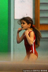 组图：小苏瑞猛练体操 奥运“种子”初长成