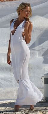 组图：超模坎蒂丝海滩写真湿身 连换7套比基尼