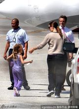 组图：詹妮弗-加纳弯腰走光露T裤 孕期不忘秀性感