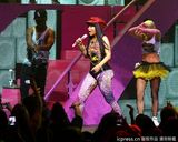 组图：麻辣鸡个唱粉丝强行上台 与保镖激烈扭打