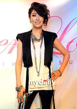 组图：韩歌手金宛善复出乐坛 43岁美丽年轻依旧