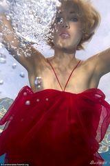 组图：女星水下写真妖娆 凯莉布鲁克化身美人鱼