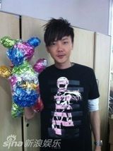 组图：明星微博晒与“环保熊”合照 宣传环保理念