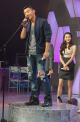 组图：郑恺《大本营》演习求婚 透露择友条件