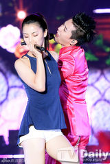 组图：JYJ金俊秀亮粉西装开唱 与女伴贴身辣舞