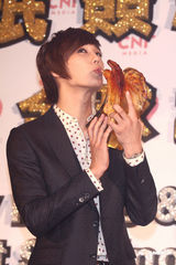 组图：朴政珉拓展演艺事业 林育羣送大汉堡解馋