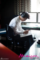 组图：JYJ在中拍杂志写真 曝私人空间干练时尚