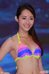 组图：港姐决赛前泳装亮相 上届冠军模拟戴后冠