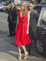 高清图：年度女人音乐奖泰勒-斯威夫特红裙美艳