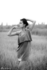 组图：黄曼芦苇丛中拍黑白写真  曼妙身姿迎风起舞