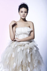 组图：杨渝渝新写真温暖大气 白裙装淡雅清新