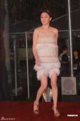 高清图：周迅超短低胸裙装现身 秀美腿夺人眼球