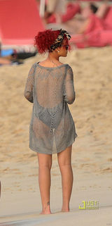 组图：蕾哈娜海边戏水被拍 穿露背比基尼秀纹身