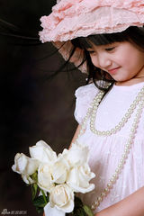 组图：童年小龙女演员超萌生活照 可爱似洋娃娃